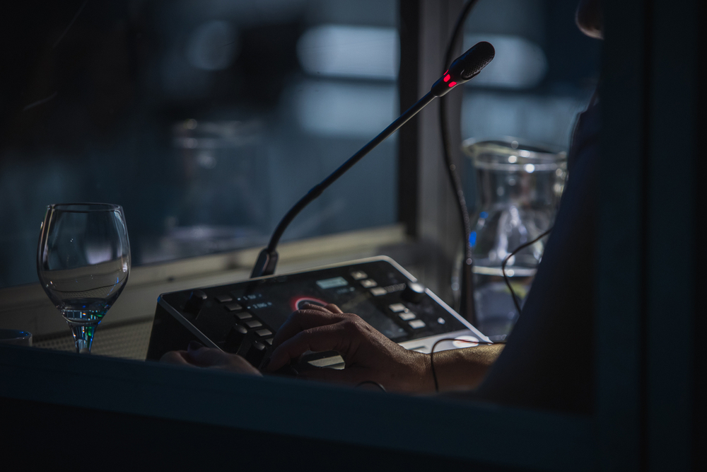 Imagen de una persona hablando a un micrófono de radio